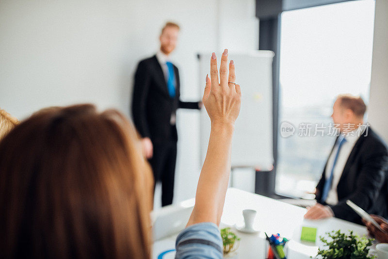 女士举手示意