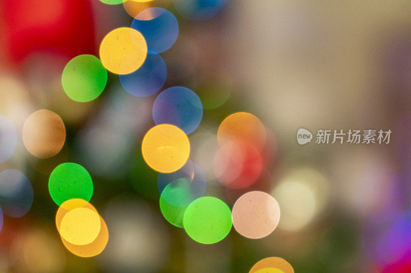 散景的彩灯装饰在圣诞树上