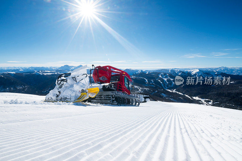 现代红雪猫清除多余的雪和塑造滑雪道，同时整理它的滑雪