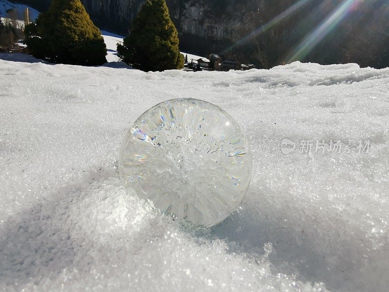 雪地上的水晶球