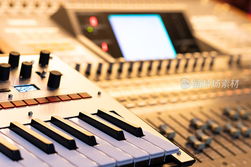 键盘合成器和数字音频混音控制台
