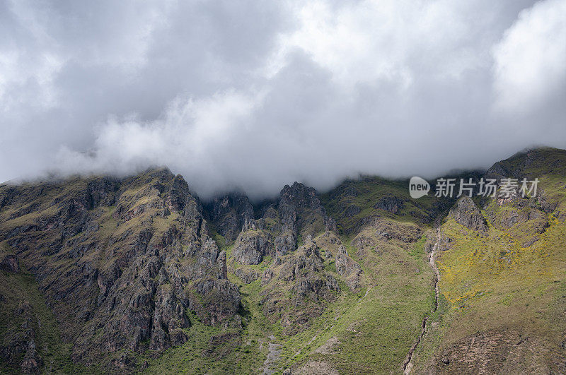 秘鲁安第斯山脉的安卡什地区，云在山上翻滚