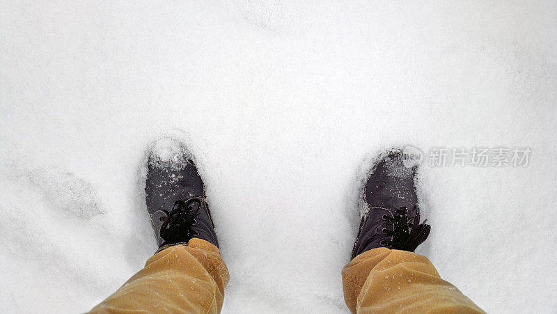 脚踏在雪地里。脚踩在雪地里。