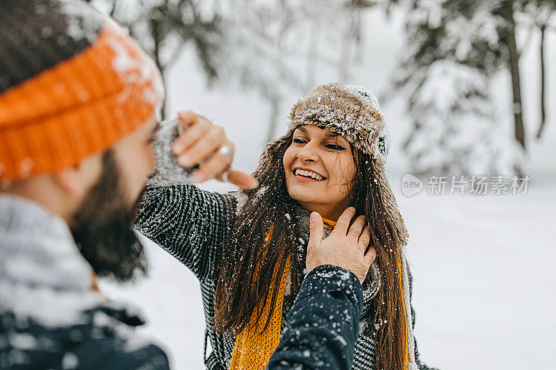 夫妇俩在雪中玩耍