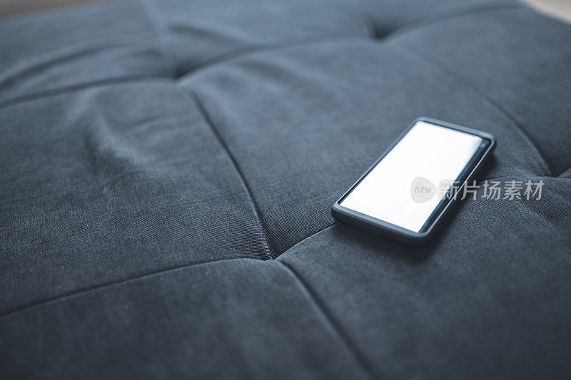 沙发上放智能手机。