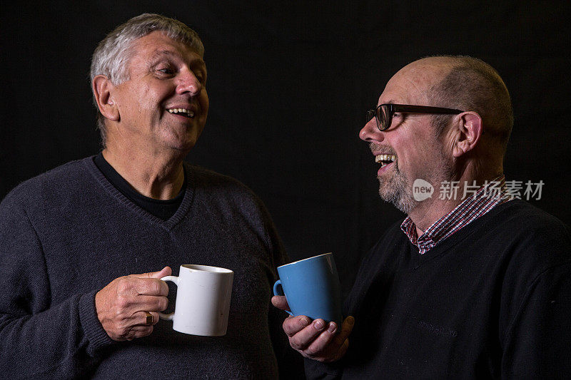 两个老人边喝咖啡边聊天