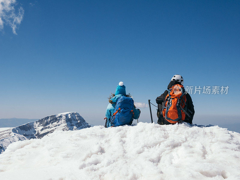 登山队正在这座高海拔的山峰上庆祝胜利