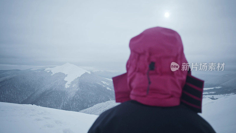 独自一人在山里。冬天的冥想。欣赏的观点