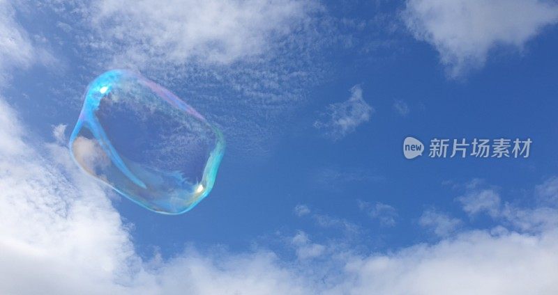 蓝天上漂浮着肥皂泡和白云