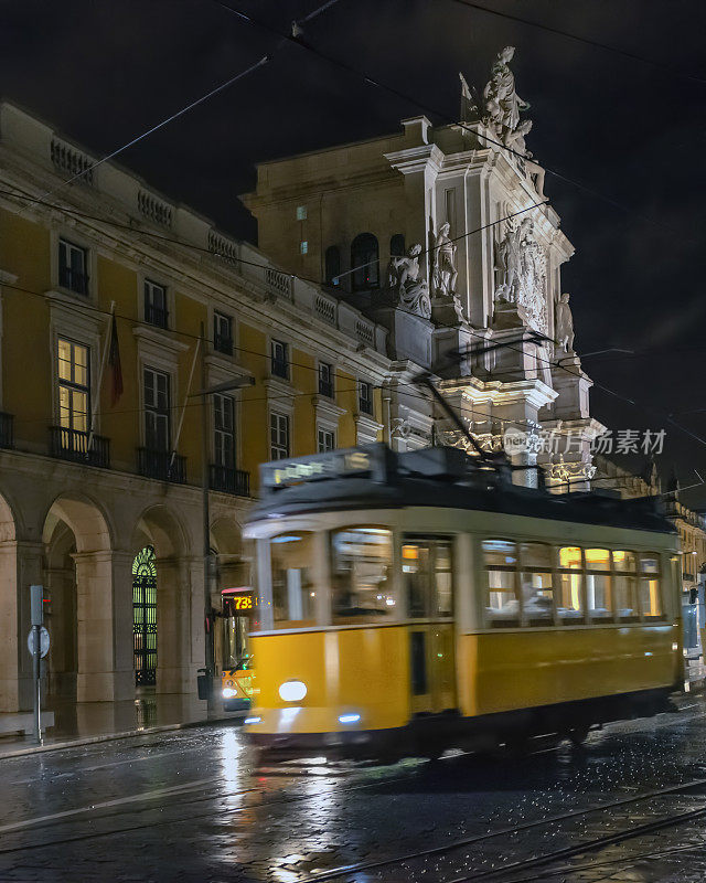 黄色电车在里斯本的夜晚