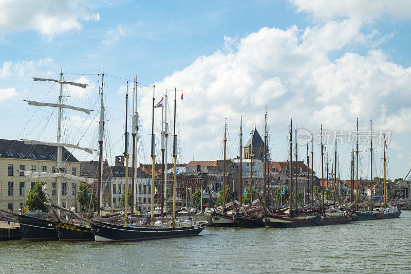 在荷兰的IJssel河上，古老的帆船停泊在Kampen码头上