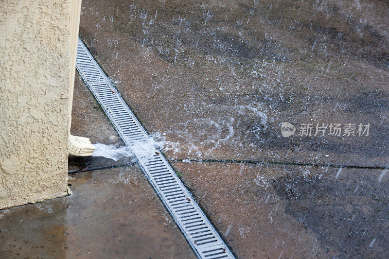 雨水从排水沟流出