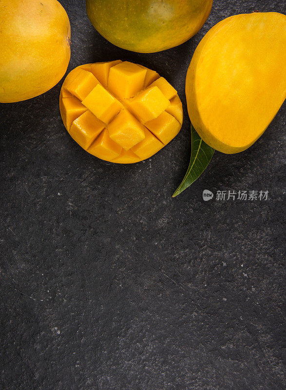 多汁的芒果水果配黑底切片