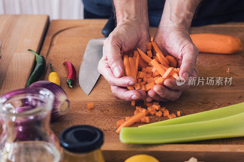 准备食物，切胡萝卜，特写