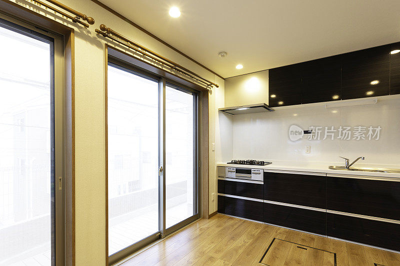 日本普通住房。客厅和厨房。