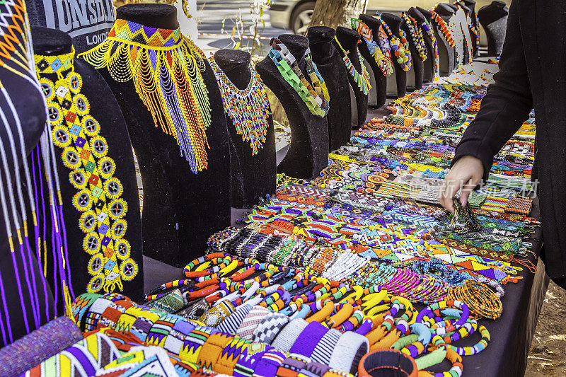 非洲珠在露天市场制作珠宝