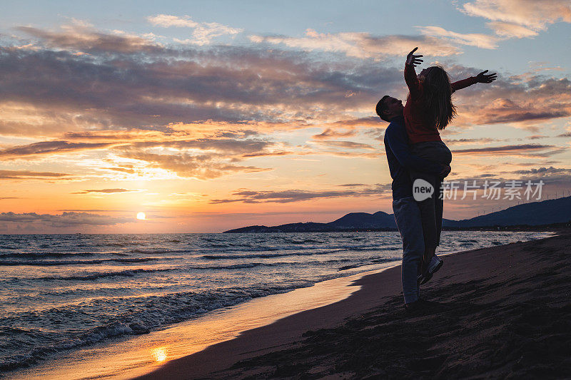 一对浪漫的情侣站在夕阳下