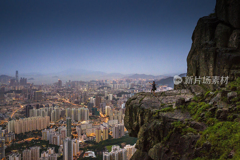 年轻的亚洲游客冒险拍摄的香港城市天际线在自杀崖在famaus旅游地点在香港