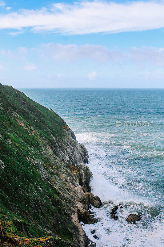 加利福尼亚海岸的岩石峭壁