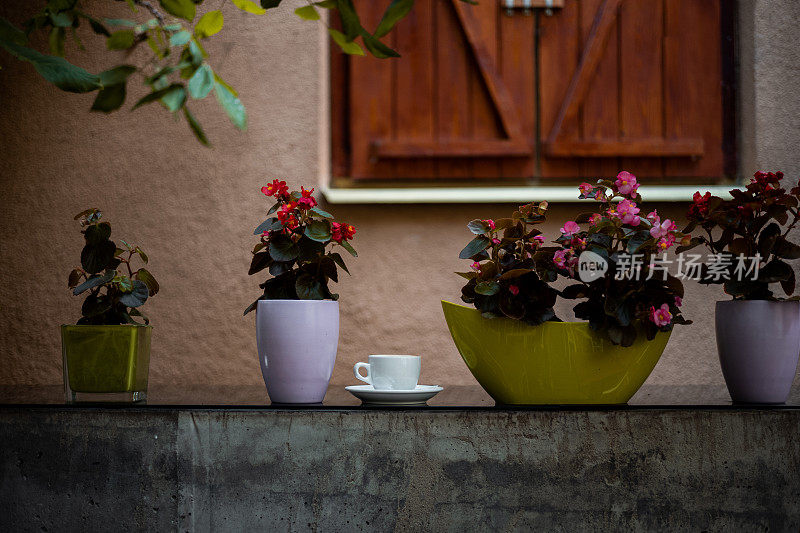 一杯咖啡和鲜花