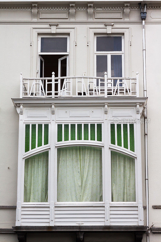 荷兰的新艺术风格立面，带有小阳台