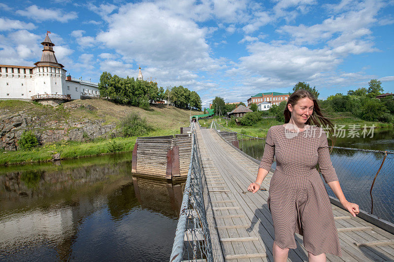 俄罗斯斯维尔德洛夫斯克州，一名身穿棕色衣服的白人妇女在欣赏克里姆林宫的景色