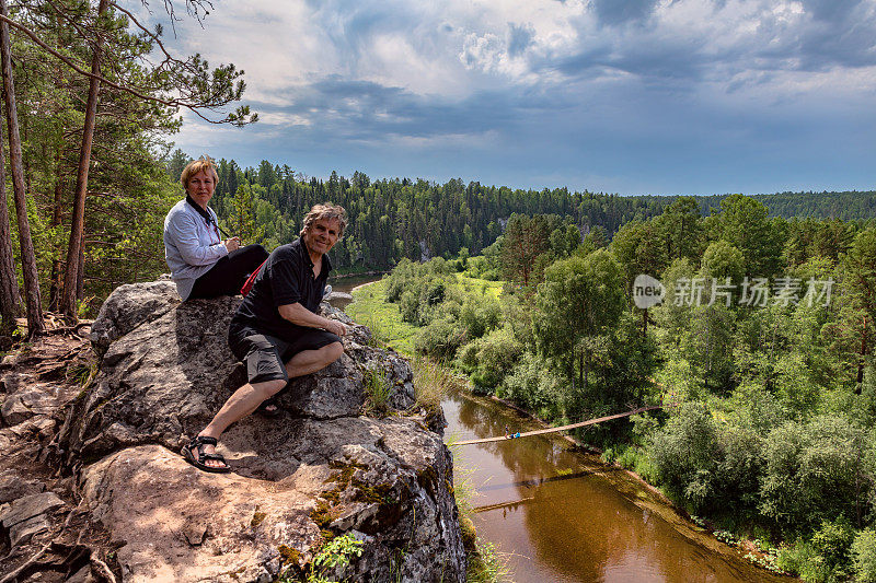 这对夫妇坐在俄罗斯西亚乌拉尔山脉的Serga河畔