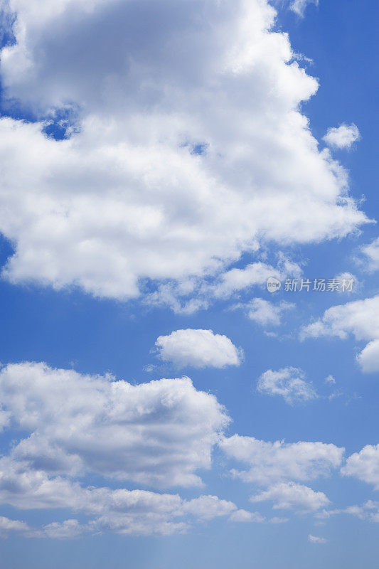 湛蓝的天空，浮云密布