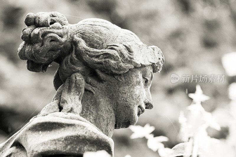 天使的脸，墓地的老天使雕像，背景与复制空间