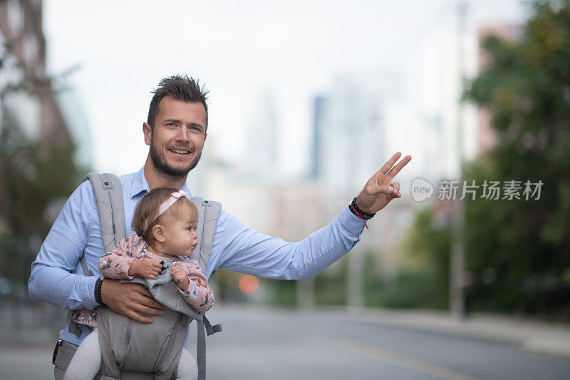 工作的父亲和他的女儿在Carrier库存照片