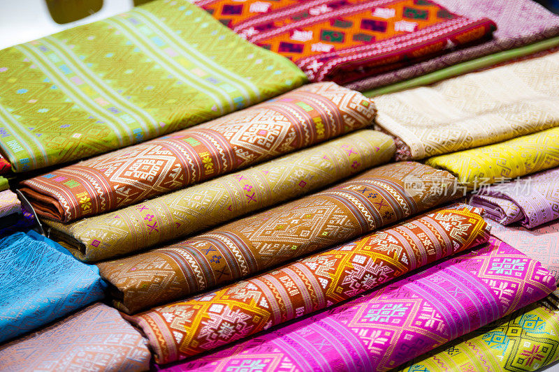泰国丝绸织物-手工编织的泰国丝绸纺织品与传统