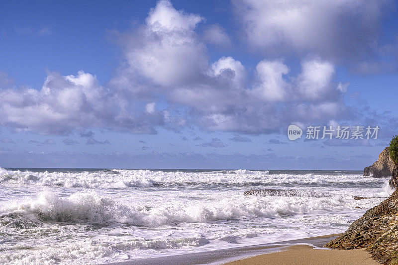 加利福尼亚海岸海滩上汹涌的海浪