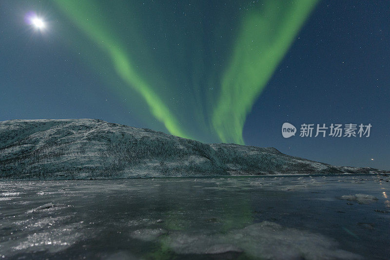 北极光挪威北部夜空中的北极光