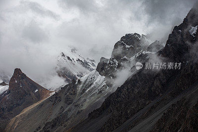 中国新疆维吾尔自治区的雪山