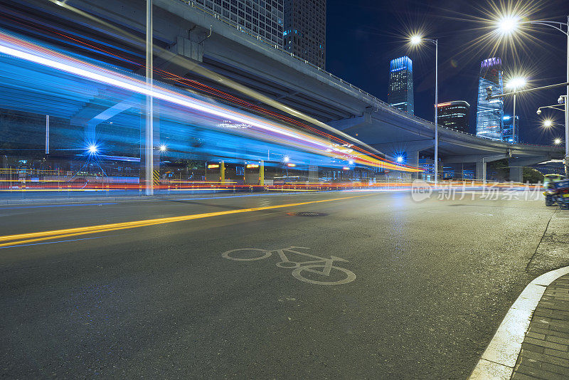 北京夜间城市公路交通