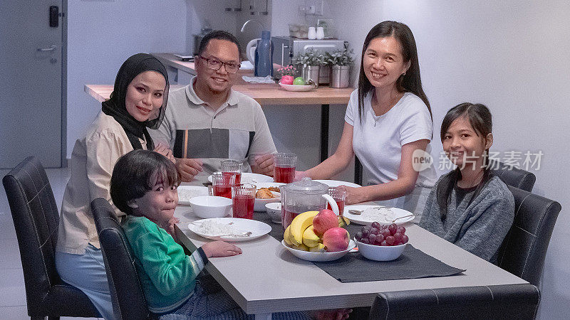亚洲马来人家庭用餐照片