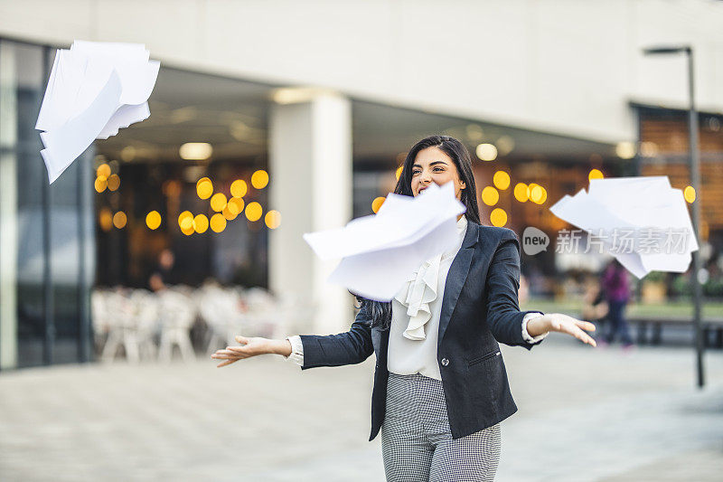 压力大的女商人把文件扔到户外