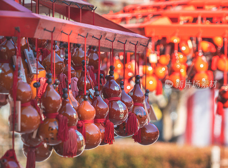 人们在仙台国国神社悬挂日本圣葫芦。