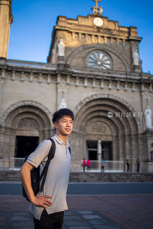 一个十几岁的男孩去新的地方旅行