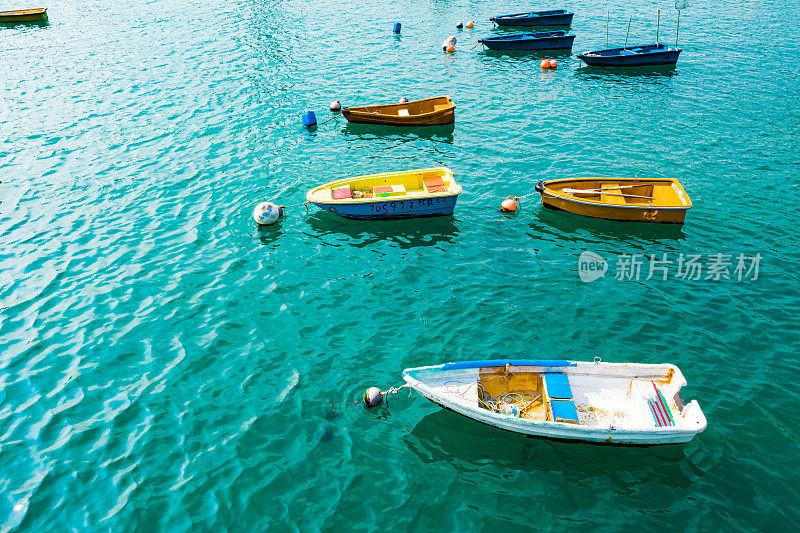 船停泊在海滩上