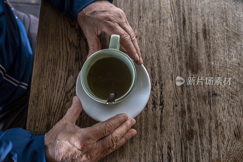 老男人喝茶双手靠近