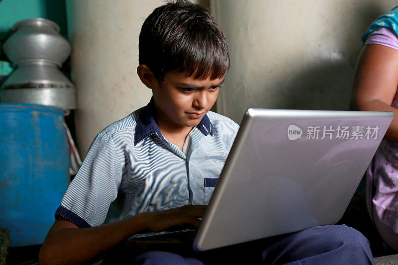 少年使用笔记本电脑