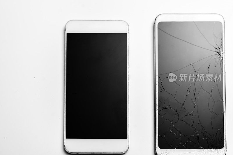 两款白色智能手机，一款是白色背景下的碎裂屏幕