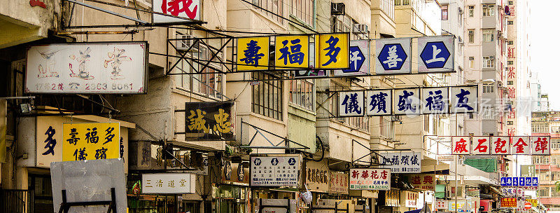 香港传统的广告牌和拥挤的公寓楼