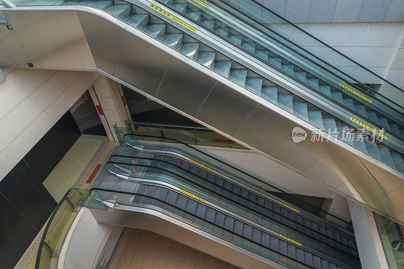 两层现代化的空自动扶梯楼梯