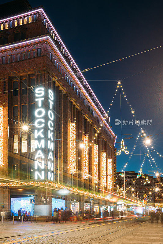 芬兰赫尔辛基。Aleksanterinkatu街斯托克曼百货大楼在晚上或晚上圣诞圣诞新年节日照明