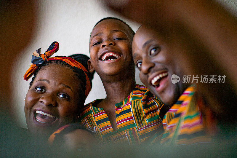 传统的非洲家庭自拍微笑