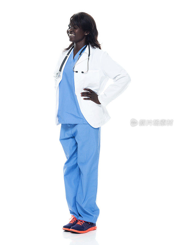 非洲裔女医生穿着白大褂站在白色背景前