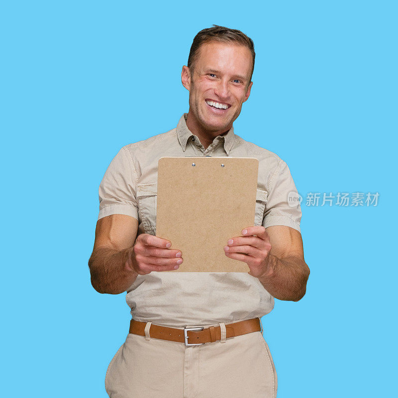 白人年轻男性送货员站在蓝色背景穿着纽扣衬衫和手持剪贴板
