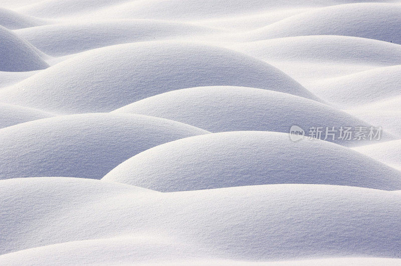 阿拉斯加道尔顿高速公路边，岩石上的积雪，柔软，轮廓，寒冷，纹理，